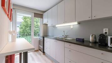 Een koelkast, een microgolfoven, een oven, een kookplaat