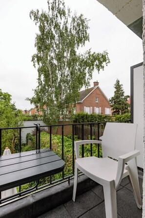 Property grounds - Comfortable Apartment in a Quiet Area Just Outside (Kortrijk)