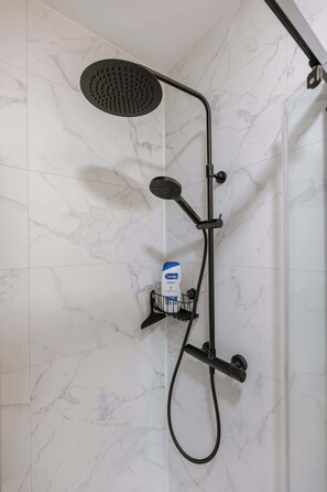 Douche, sèche-cheveux, serviettes fournies, shampoing