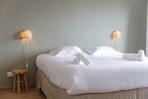 2 bedrooms, travel cot, WiFi, bed sheets - Renovated Apartment 5 Min to Beach (Oostende)