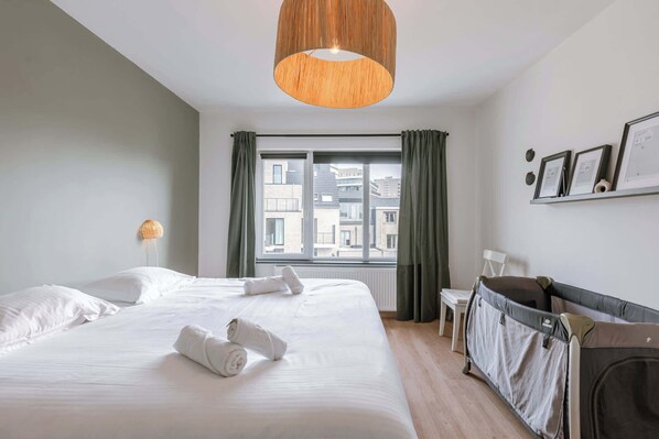 2 bedrooms, travel cot, WiFi, bed sheets