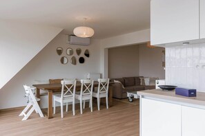 Dining - Renovated Apartment 5 Min to Beach (Oostende)