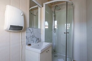 Shower, towels, shampoo - Pet friendly Holiday Home with Private Sauna (Oostende)