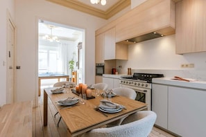 Fridge, oven, stovetop, dishwasher