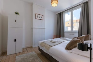 5 bedrooms, travel cot, WiFi, bed sheets