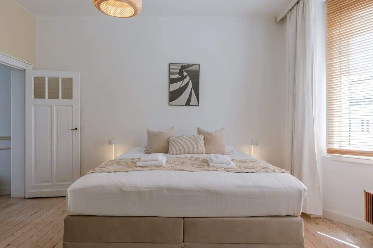 5 bedrooms, travel crib, WiFi, bed sheets