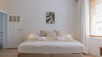 5 bedrooms, travel crib, WiFi, bed sheets