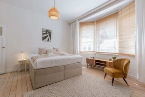 5 bedrooms, travel cot, WiFi, bed sheets