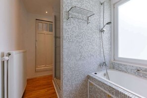 Shower, towels, shampoo - Pet friendly Holiday Home with Private Sauna (Oostende)