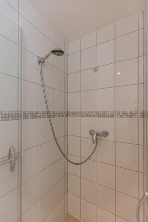 Shower, towels, shampoo - Pet friendly Holiday Home with Private Sauna (Oostende)