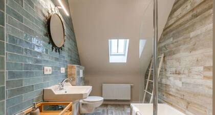 Charming retreat w/ workspace & TV