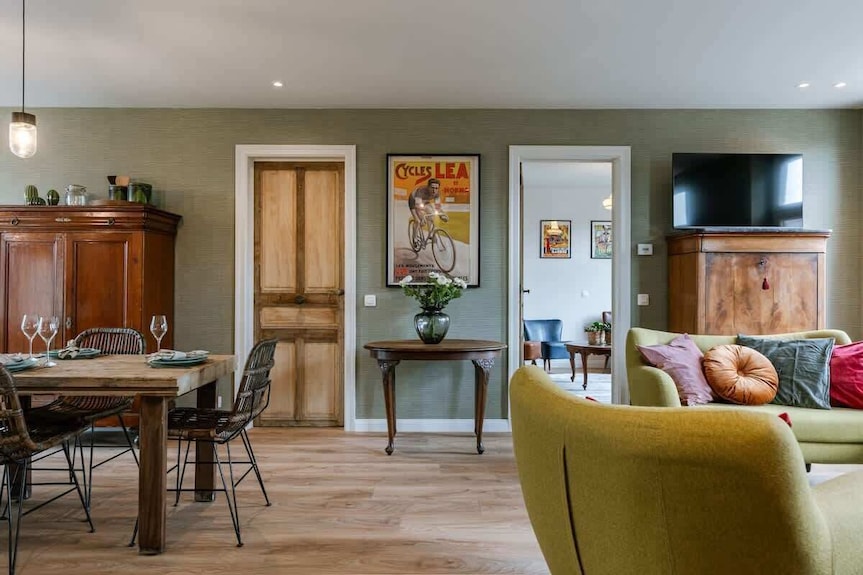 Charming Retreat W/ Workspace & Tv - 布魯日