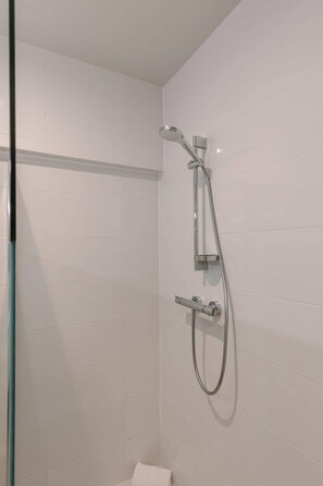 Dusche, Haartrockner, Handtücher, Shampoo
