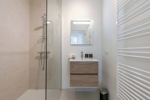 Shower, hair dryer, towels, shampoo - Bright and Comfortable Stay in Oostende (Oostende)