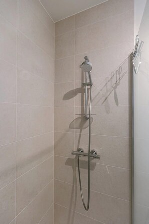 Shower, hair dryer, towels, shampoo - Bright and Comfortable Stay in Oostende (Oostende)
