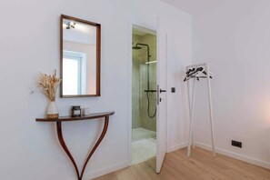Shower, hair dryer, towels, shampoo - Casiola - Modern 3-bedroom apartment (Oostende)