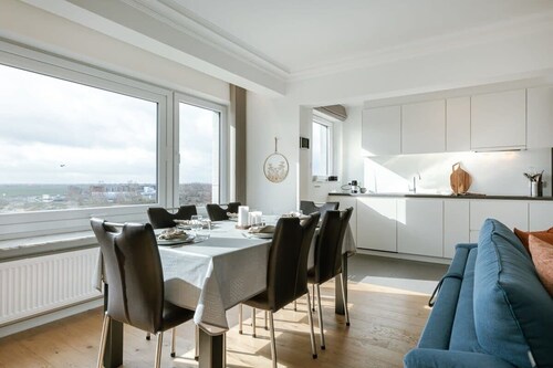 Bright 2BR retreat w/ kitchen & workspace