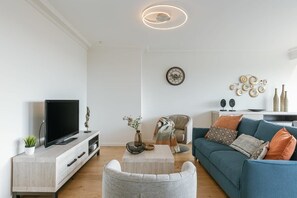 TV, offices - Renovated 2-Bedroom Apartment in Middelkerke (Middelkerke)