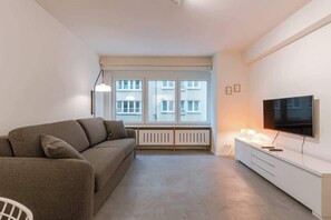 TV, offices - Casiola - Urban Sea View Studio in Central Ostend (Oostende)