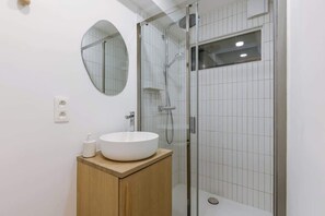 Shower, hair dryer, towels, shampoo - Casiola - Urban Sea View Studio in Central Ostend (Oostende)