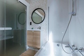 Shower, hair dryer, towels, shampoo - Villa Willy Spacious Retreat for Twelve Guests (Blankenberge)