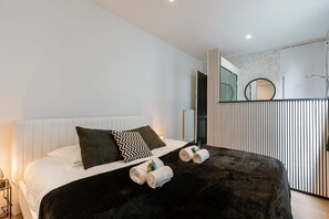 5 bedrooms, WiFi, bed sheets, wheelchair access