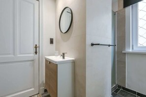 Shower, hair dryer, towels, shampoo - Villa Willy Spacious Retreat for Twelve Guests (Blankenberge)