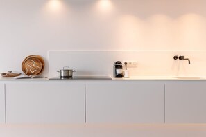 Fridge, microwave, oven, stovetop - Casiola - Cozy modern studio with magnificent sea- (Knokke-Heist)