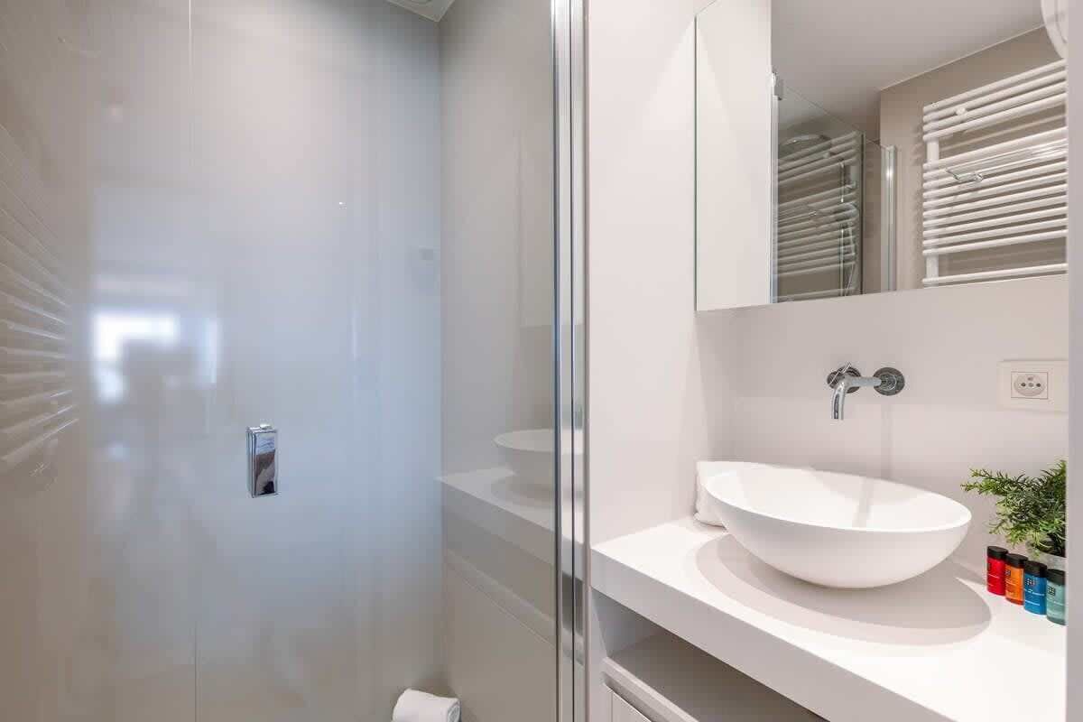 Shower, hair dryer, towels, shampoo