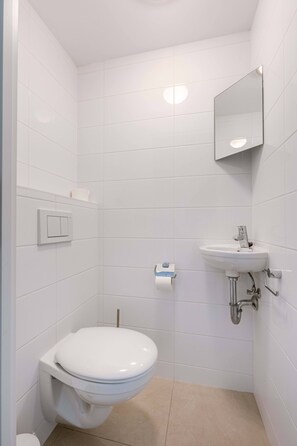 Een douche, een haardroger, handdoeken, shampoo