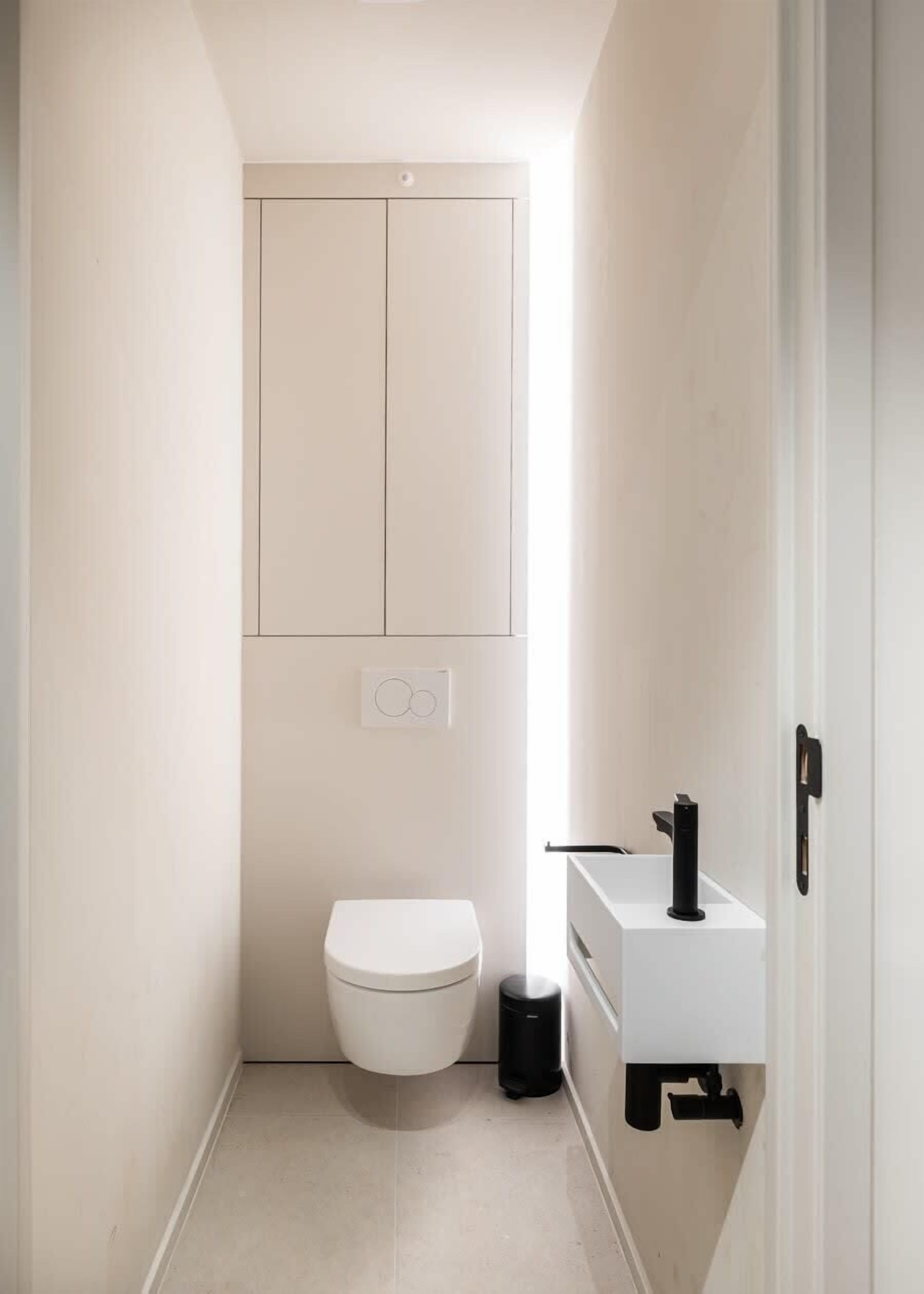 Shower, hair dryer, towels, shampoo