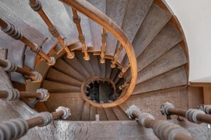 A spiral staircase with wooden steps and a central hole. - Historic retreat w/ self check-in (Gent)