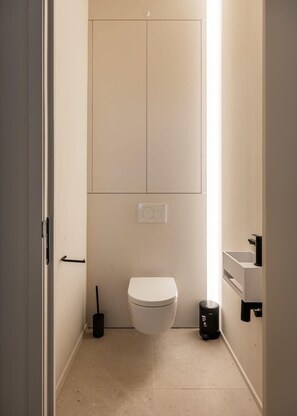 Shower, hair dryer, towels, shampoo - Casiola - Posh apartment with city view (Gent)