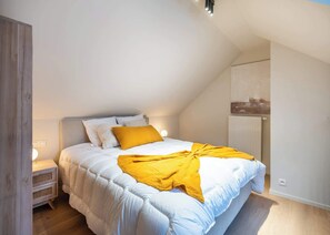 1 bedroom, WiFi, bed sheets - Bright city studio near Kouter w/ workspace (Gent)