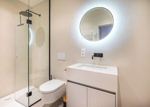 Shower, hair dryer, towels, shampoo - Stylish Studio Retreat in Central Gent (Gent)