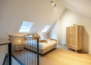 1 bedroom, desk, WiFi, bed sheets - Chic Duplex Studio with City Views Ghent (Gent)