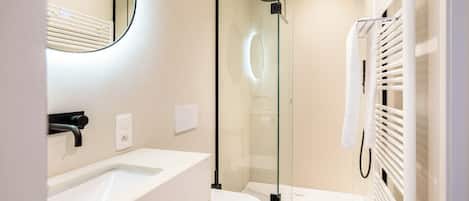 Chuveiro, secador de cabelo, toalhas de banho, shampoo