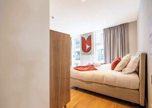 1 bedroom, desk, WiFi, bed sheets - Stylish Studio Retreat in Ghent (Gent)
