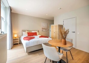 1 bedroom, desk, WiFi, bed sheets - Stylish Studio Retreat in Ghent (Gent)