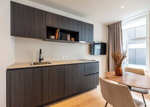 Stovetop, coffee/tea maker, toaster, cookware/dishes/utensils - Stylish Studio Retreat in Ghent (Gent)