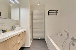 Shower, hair dryer, towels, shampoo - Casiola - Bright, modern apartment with terrace ne (Oostende)