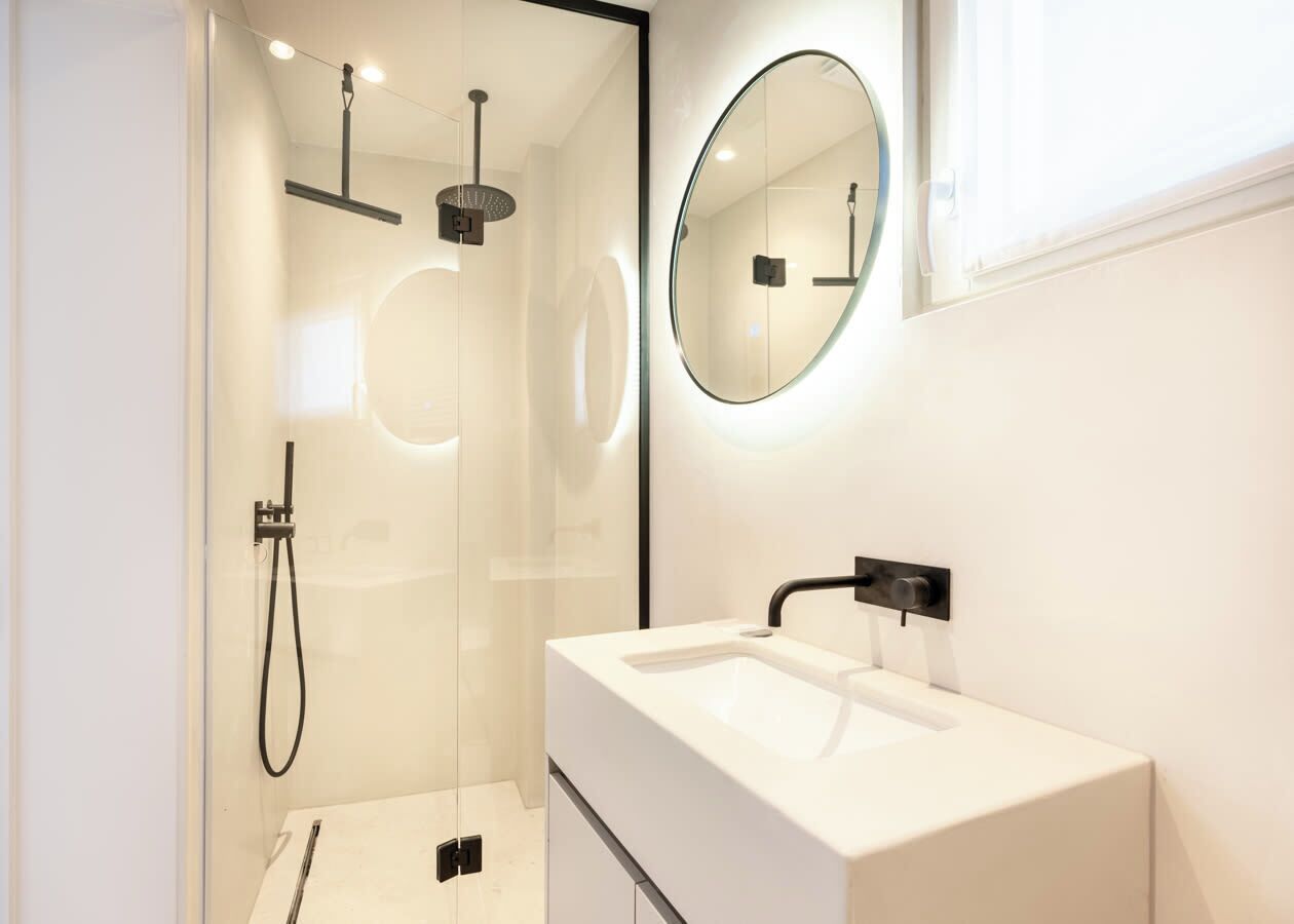 Shower, hair dryer, towels, shampoo