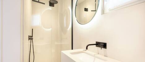 Shower, hair dryer, towels, shampoo