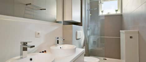 Shower, hair dryer, towels, shampoo