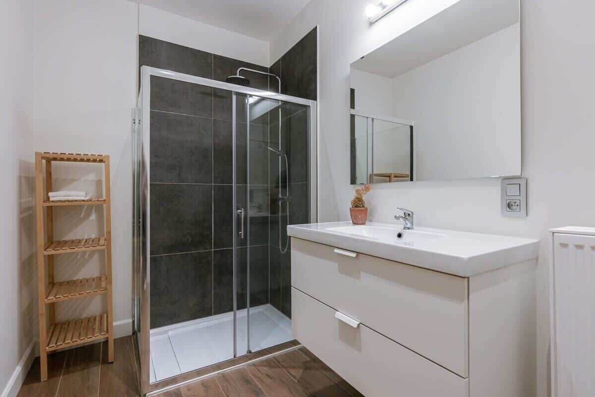 Shower, hair dryer, towels, shampoo