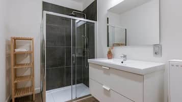 Een douche, een haardroger, handdoeken, shampoo