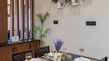 Deluxe Villa | Dining