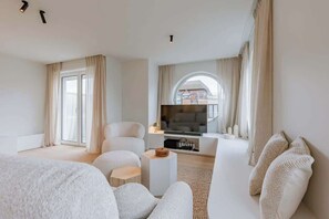 2 bedrooms, WiFi, bed sheets - Waterfront apartment w/ beach access & balcony (Knokke-Heist)