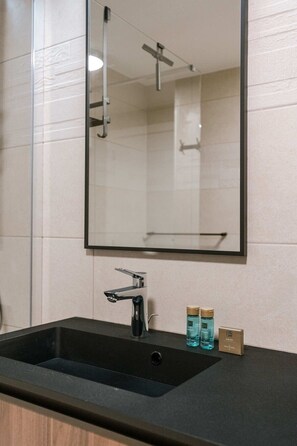 Shower, hair dryer, towels, shampoo - Casiola - Cozy Apartment with spacious terrace (Middelkerke)