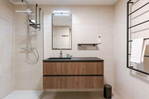 Shower, hair dryer, towels, shampoo - Casiola - Cozy Apartment with spacious terrace (Middelkerke)
